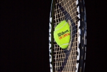 Yüksek hızda rakete çarpan bir tenis topunun hali